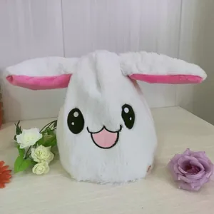 Vista dettagliata del cappello da coniglio in peluche bianco con orecchie mobili