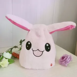 Primo piano del cappello di peluche a forma di coniglio rosa con orecchie mobili e musica