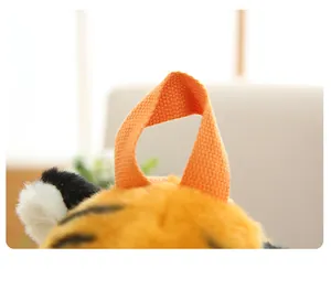 Detailansicht des robusten orangefarbenen Tragegriffs an einem Plüsch-Tiger-Rucksack für Kinder