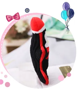 Seitenansicht eines weihnachtlichen Plüsch-Hundespielzeugs mit Quietsche und Weihnachtsmütze.