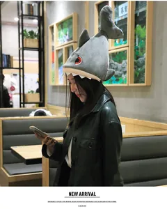 Divertido sombrero de tiburón de peluche usado por modelo en cafetería