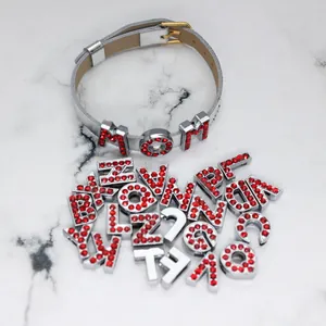 Charms lettres 8mm avec strass rouges pour colliers d'animaux et bracelets stylés