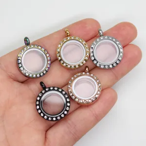 Fünf sortierte 20mm Strass Floating Locket Anhänger zur Größenreferenz gezeigt