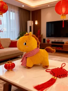 Primer plano de un caballo de peluche amarillo con bufanda roja en ambiente festivo