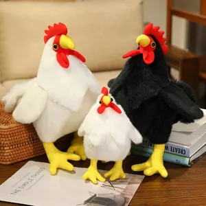 Trois adorables coqs en peluche noirs et blancs posés sur une table en bois
