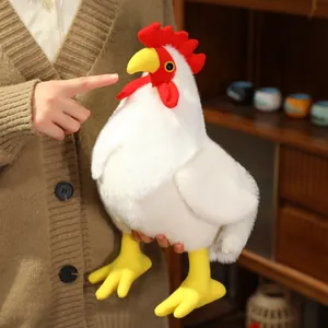 Vue détaillée montrant la texture douce de la peluche blanche et la crête rouge du coq.
