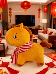 Detalle de la mascota de peluche de caballo del zodiaco amarillo con bufanda a rayas