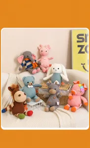 Détail macro de divers jouets en peluche animaux tricotés à la main sur canapé.