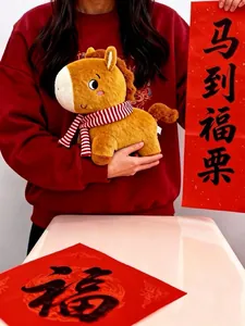 Detalle de un peluche de caballo marrón con bufanda a rayas para el Año Nuevo Chino