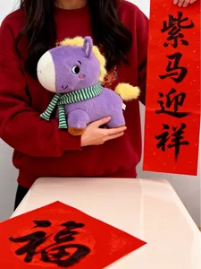 Primer plano de un lindo peluche de caballo morado con bufanda, mascota para el Año del Caballo.