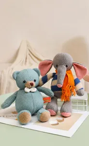 Détail montrant un ours bleu et un éléphant en peluche tricotés main pour enfants