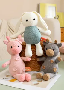 Jouets en peluche tricotés faits main, lapin et girafe, décor de chambre d'enfant