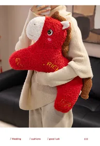 Vista dettagliata di un morbido peluche di cavallo rosso tenuto da una modella.