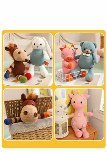 Vue détaillée de peluches tricotées à la main incluant des modèles d'ours lapin et girafe