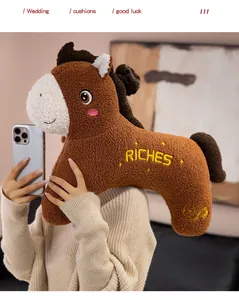 Vista dettagliata di un simpatico cuscino in peluche a forma di cavallo marrone con modello