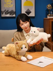 Morbidi peluche di gattini realistici arancioni e bianchi in un accogliente ambiente di casa