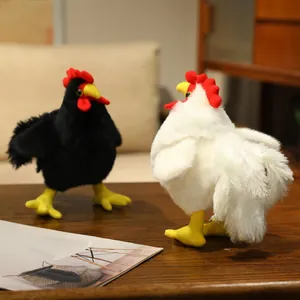 Coqs en peluche noirs et blancs posés sur une table en bois dans un intérieur douillet