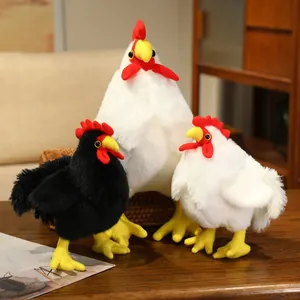 Gros plan de trois adorables poupées de coq en peluche blanches et noires sur une table