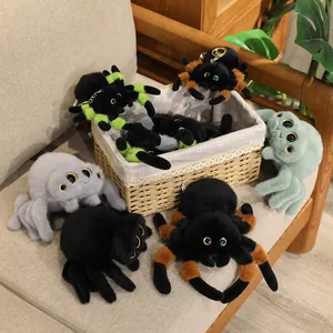 Ampia collezione di peluche a forma di ragno colorati con occhi luccicanti.