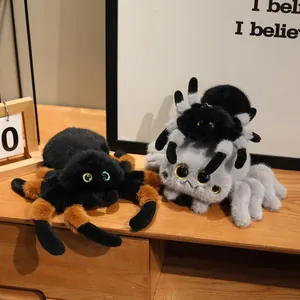 Vista dettagliata di tre ragni di peluche in morbida pelliccia sintetica nera e grigia