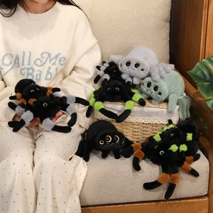 Simpatici peluche a forma di ragno in vari colori per divertenti regali di Halloween