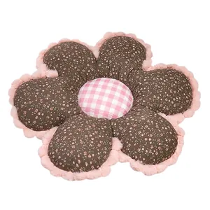 Coussin en peluche en forme de fleur avec centre à carreaux roses et pétales marrons