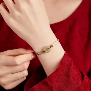 Handgefertigtes gewebtes Armband mit Hetian-Jade Ping'an Kou und weißen Perlen