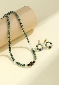 Detailweergave van natuurlijke mosagaat ketting en oorbellen in retro Chinese stijl