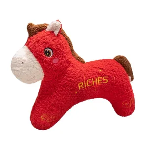 Simpatico cavallo di peluche rosso dello zodiaco con ricamo riches su sfondo bianco