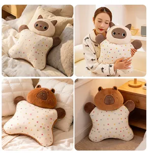 Varias vistas de suaves cojines de peluche de carpincho y gato con lunares de colores