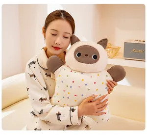 Suave almohada de peluche de gato siamés con lunares de colores sostenida por una chica