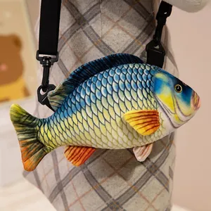 Close-up detail van realistische pluchen crossbodytas in de vorm van een vis-knuffel