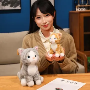 Peluche di gatti soriani realistici mostrati in un accogliente ambiente domestico
