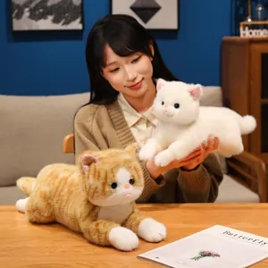 Dettaglio di peluche di gatto realistici con morbida pelliccia ed espressioni realistiche.