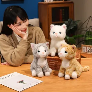 Collezione di peluche gatto realistici in un accogliente ambiente domestico