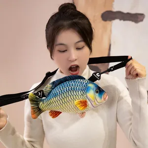 Grappige realistische vissen pluche crossbody tas gedragen door een model voor een look