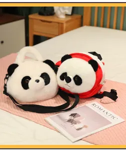 Detalle de dos adorables bolsos de peluche de panda sobre una cálida colcha rosa