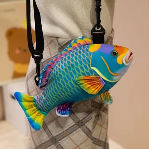 Detailopname van een kleurrijke 3D tropische vis pluche crossbody tas gedragen op de schouder