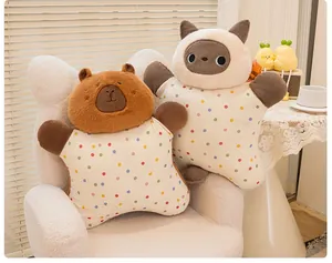 Cojines de peluche de capibara y gato en forma de estrella con lunares de colores