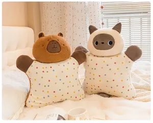 Lindos cojines de peluche de Capibara y gato con coloridos lunares en una cama suave