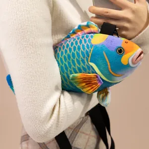 Gedetailleerde close-up van een kleurrijke simulatie vis pluche crossbody tas gedragen door model.