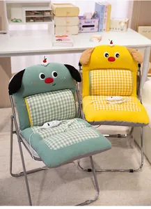 Primer plano de los lindos cojines calefactables para silla con diseño de perro.
