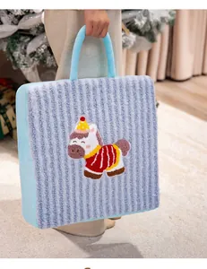 Cuscino da seduta portatile in lana d'agnello blu con ricamo di cavallo cartone.