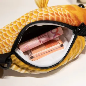 Gedetailleerd binnenaanzicht van een realistische visvormige pluche schoudertas demo