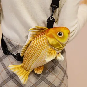 Grappige goudvis pluche schoudertas op een model