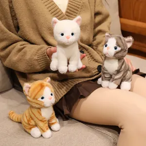 Tre morbidi peluche di gattino realistici in bianco, grigio e arancione