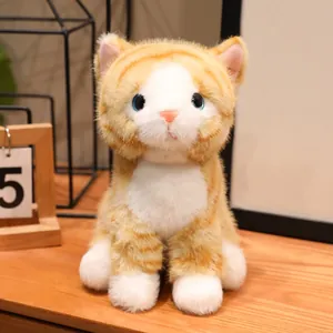Dettaglio di un realistico gattino di peluche seduto arancione e bianco con occhi blu