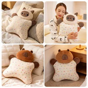 Cojines de peluche suaves de carpincho y gato con lunares de colores en el cuarto.