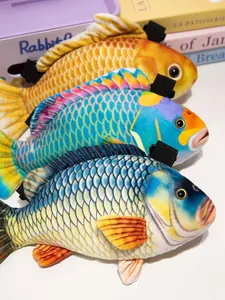 Detail van drie unieke pluche schoudertassen in de vorm van een vis in levendige kleuren