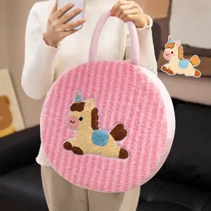 Simpatico cuscino da seduta tondo in velluto rosa con manico e ricamo a cartoni animati